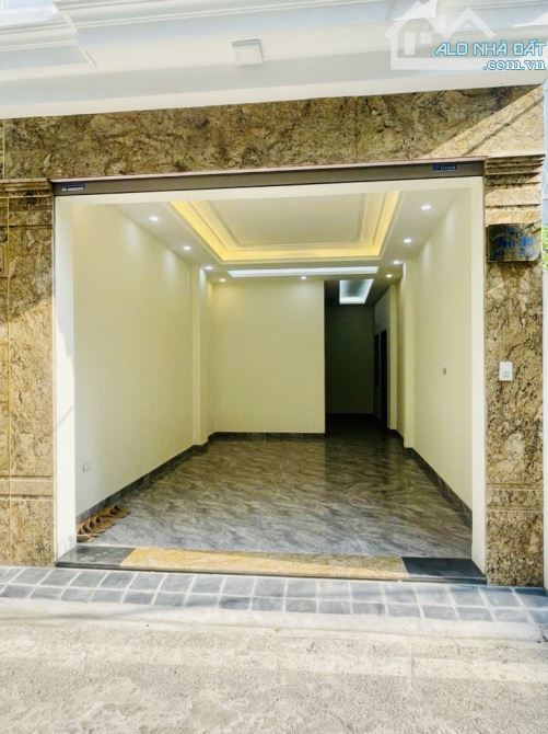 Bán Nhanh Nhà Phố Vip Nguyễn Sơn - Phân Lô - Ô Tô Thông - Thang Máy - 4 Ngủ - 1