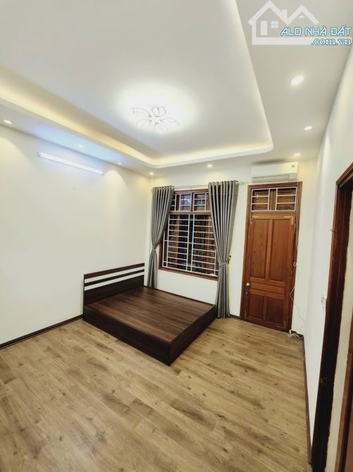 Cho thuê nhà nguyên căn tại Đội Cấn, DT 50m2 x 5T, thông sàn.Giá cho thuê 12tr/th - 3