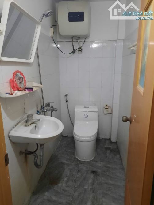 Cho thuê nhà nguyên căn trong ngõ 26 Văn Cao, Liễu Giai. Gần SVĐ Quần Ngựa. 45m2 giá - 3
