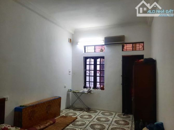 Cho thuê nhà nguyên căn trong ngõ 26 Văn Cao, Liễu Giai. Gần SVĐ Quần Ngựa. 45m2 giá - 4