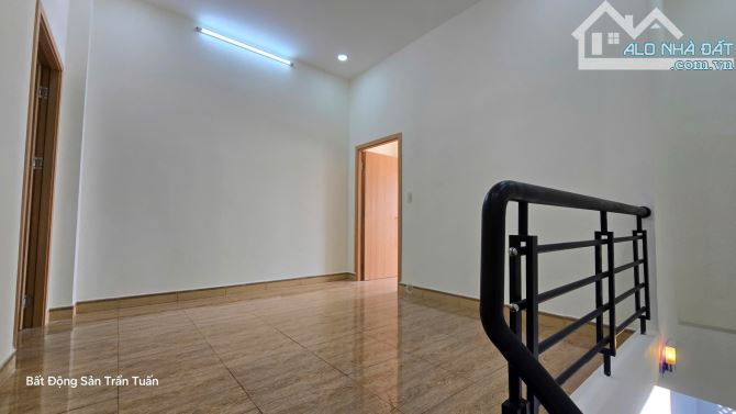 Nhà Lầu Mặt Tiền Nhựa 14m, Ngay Trường Học cấp 1,2 kề bên Cầu Lớn HM - 7