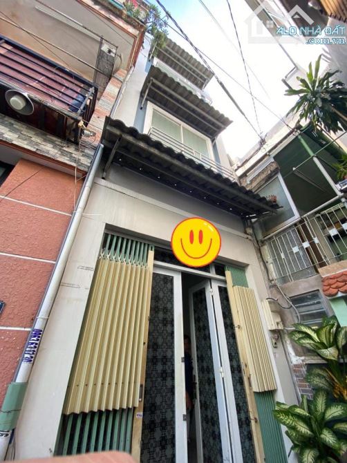 BAN NHA, mặt tiền đường NGUYỄN THỊ HUỲNH. Q.PN, 2 lầu mới, giá rẻ. Dt: 4m x 18m. 13 tỷ.