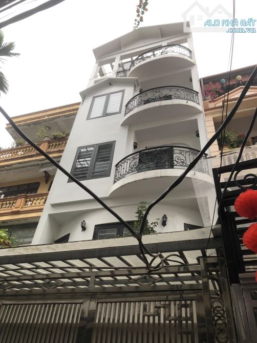 Cho thuê nhà 3 tầng 330m2 Nguyễn Chí Thanh ô tô đỗ cửa , kinh doanh chỉ 30 triệu Ba Đình