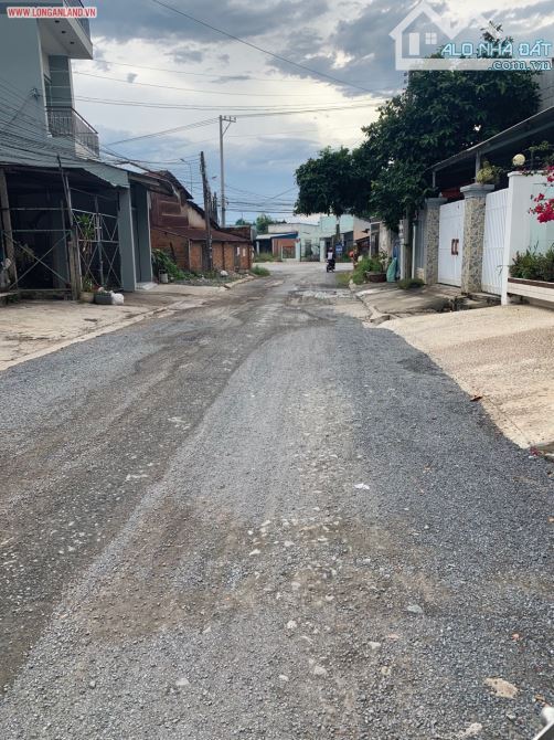 Cần bán gấp lô đất nằm ngày tt thị trấn đức hòa , sau chợ Đức Hòa 100m2 giá 920 triệu