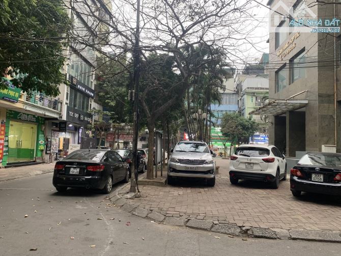 Nhà mới ở ngay phố Nguyễn Thị Định, 6T thang máy, DT 118m2, 2 mặt tiền, vỉa hè rộng, KD