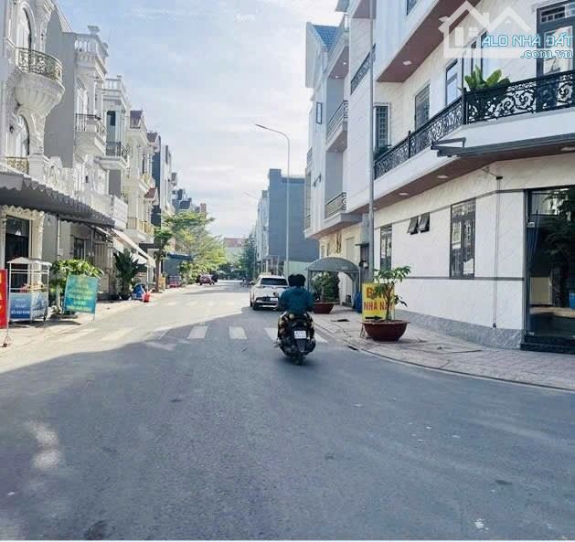 Hời - Bán nhà, 3 tầng 4 PN, SHR hoàn công, Ngã 4 Miếu Ông Cù, Thuận An, 3tỷ nhỉnh