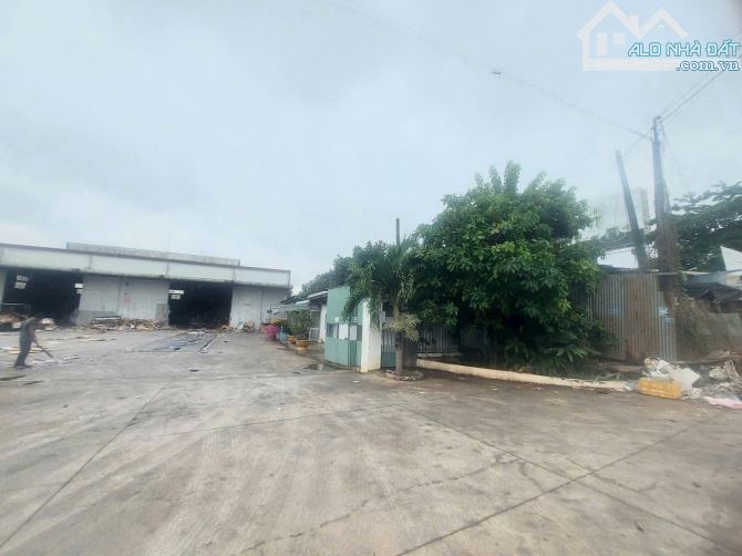 Cần bán 4000m2 đất thổ cư+ kho xưởng mặt tiền QL1A