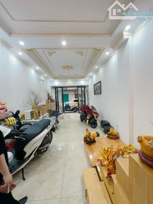 NHÀ PHÂN LÔ Ô TÔ SÂN GOLF LONG BIÊN  11,9 tỷ