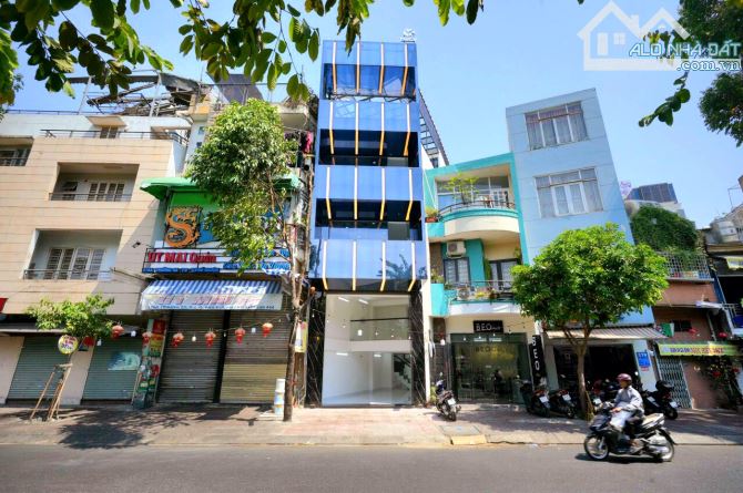 Mặt tiền Đường ngay Khu Phố Ẩm Thực Phan Xích Long 6,5x21m nở 8m (130m2) giá 27,5 tỷ