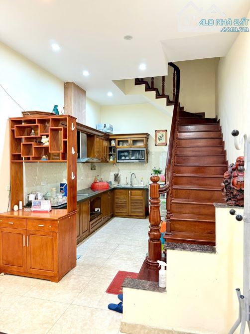 PHÂN LÔ NGUYỄN CHÍ THANH - HUỲNH THÚC KHÁNG - VỈA HÈ - 5 TẦNG - Ô TÔ TRÁNH - 2 THOÁNG - 11