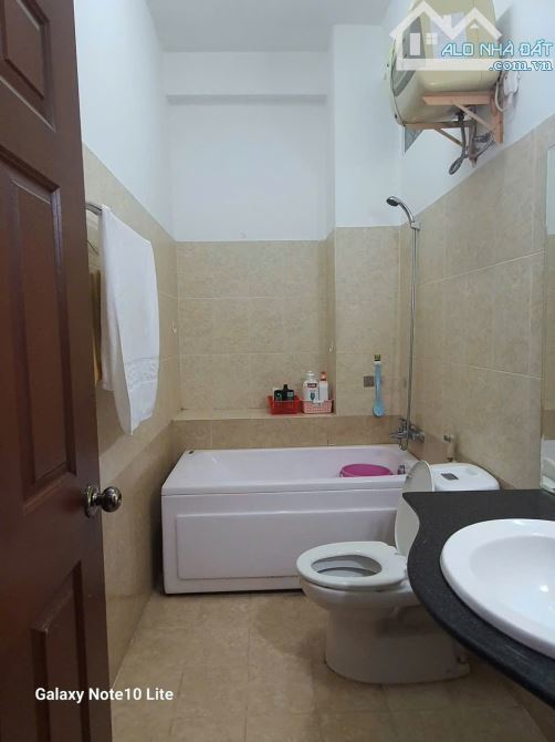 Gần công viên! Hẻm 5m thông Nguyễn Xí - Quốc Lộ 13. (4x15m) vuông vức. Tự khai thác 150tr - 1
