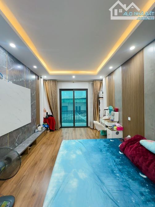 NHÀ PHÂN LÔ Ô TÔ SÂN GOLF LONG BIÊN  11,9 tỷ - 1