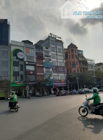 Bán nhà mặt phố Hoàng Cầu 500m2, MT 18m, Giá 165 tỷ - 2