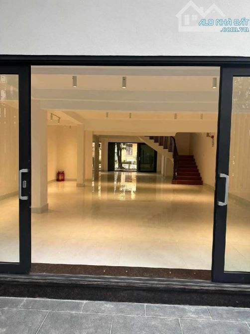 Nhà mới ở ngay phố Nguyễn Thị Định, 6T thang máy, DT 118m2, 2 mặt tiền, vỉa hè rộng, KD - 2