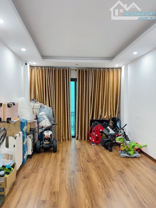 NHÀ PHÂN LÔ Ô TÔ SÂN GOLF LONG BIÊN  11,9 tỷ - 2