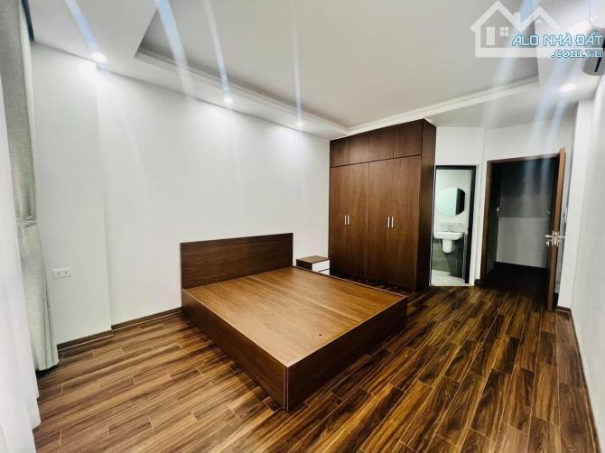 PHỐ VĂN CAO - BA ĐÌNH - 2 THOÁNG - GẦN OTO ĐỖ 42M X 6T , THANG MÁY HƠN 11 TỶ - 3
