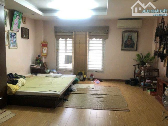 NHÀ DÂN XÂY - QUẬN CẦU GIẤY - LÔ GÓC - KINH DOANH -Ô TÔ TRÁNH, VÀO NHÀ - S=40M2 - GIÁ 7.6 - 3