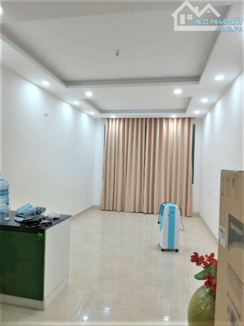 10 TỶ HƠN - TÒA NHÀ 4 TẦNG KHAI THÁC CHDV 8 PHÒNG NGỦ - HẺM XE HƠI 6M HOÀNG SA - FULL NT - 3