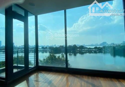 Bán nhà 300m2 mặt phố Lạc Long Quân, sau nhà 1 mặt ngõ 3m, view mặt Hồ Tây, giá 4xx/m2 - 4