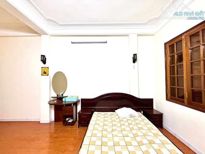 PHÂN LÔ NGUYỄN CHÍ THANH - HUỲNH THÚC KHÁNG - VỈA HÈ - 5 TẦNG - Ô TÔ TRÁNH - 2 THOÁNG - 4