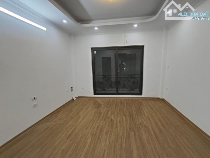bán nhà ngọc trì,ô tô đỗ cổng ,nhà mới ở ngay,5 tầng g, 5,4tỷ