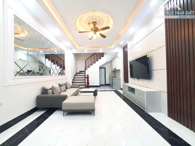 BÁN NHÀ CẦU GIẤY – NHÀ ĐẸP - FULL NỘI THẤT -  VỊ TRÍ ĐỈNH - GIÁ 7.6 TỶ