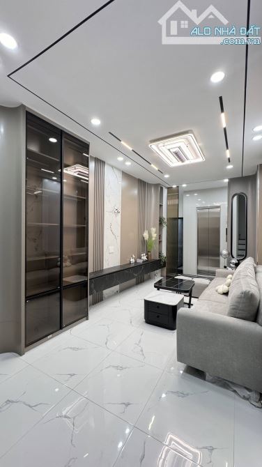 Nhà đẹp phố Hào Nam, 30m2, 6 tầng thang máy, cách phố, cách ô tô chỉ vài mét, 8.2 tỷ