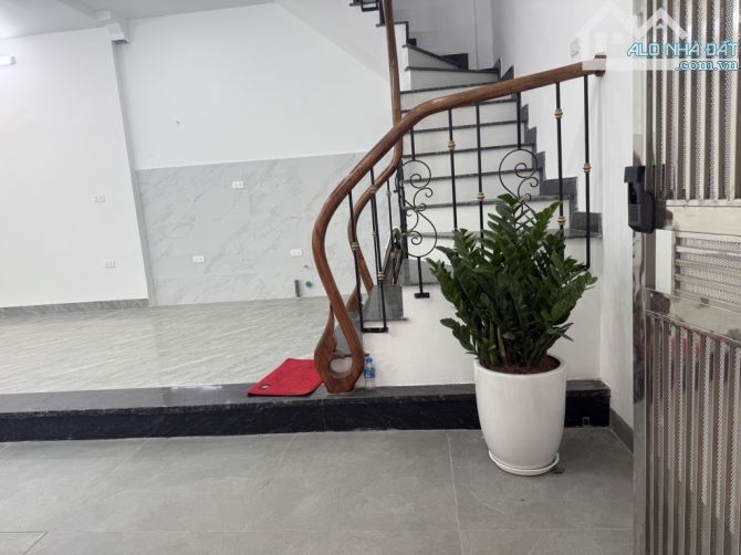 Bán nhà Đội Cấn, DT 43m2 x 5T, MT 4m, vị trí đắc địa, gần oto, nhà đẹp long lanh, 10 tỷ 4