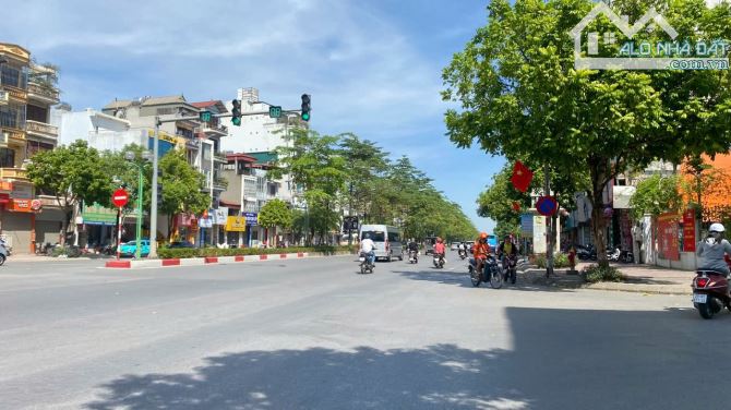 Bán nhà 5 tầng Ngô Gia Tự - Long Biên. Ô tô đỗ cửa, thang máy, ful.l nội thất. Giá 10,4 tỷ