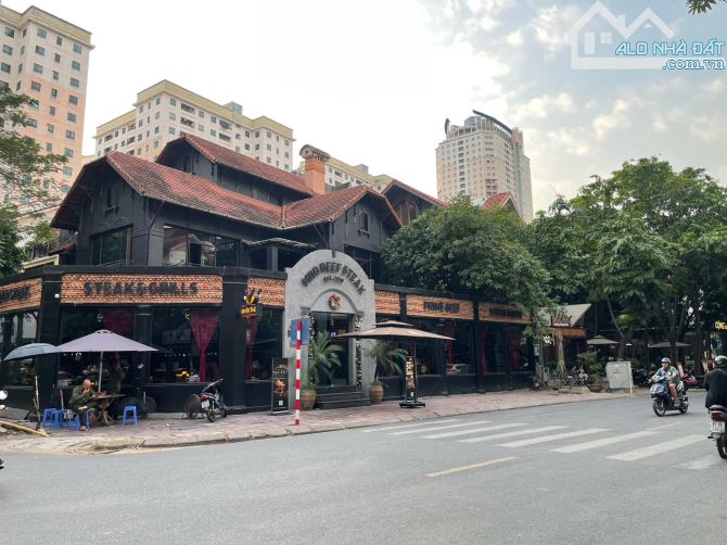 Cho thuê BT sân vườn Trung Hòa Nhân Chính : 400m2 x 3.5 tầng - MT 30m