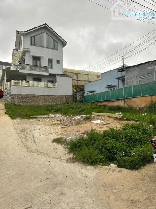 Đất Biệt thự view đẹp Nam Hồ  - P11 Đà Lạt. Gía 8 tỷ 5~ 202m2 - view phố
