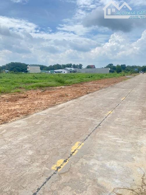 SANG GẤP 220M2 ĐẤT Ở THỊ XÃ, NGAY QL13 SÁT CHỢ GẦN CỤM CÔNG NGHIỆP VỀ Ở LIỀN. GIÁ 320 TR