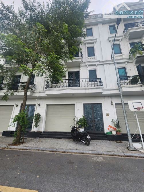 Bán Liền Kề 5 Tầng, 61m, MT 7m, Đường vỉa hè 12m, Giá 17.6 Tỷ. LH: Hoàng Trung