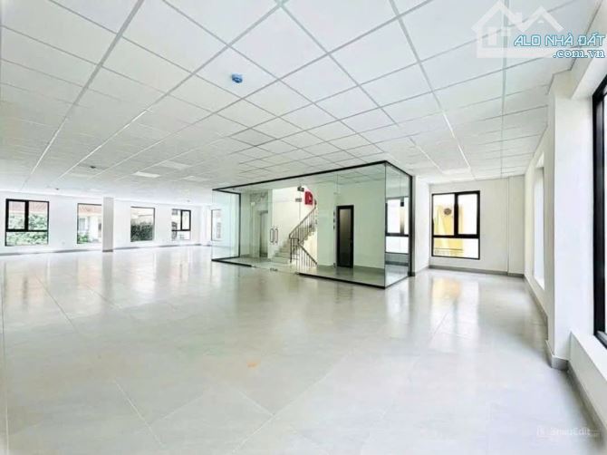 Cho thuê tầng trệt diện tích 1000m tại mặt đường Cách Mạng Tháng 8 quận 10