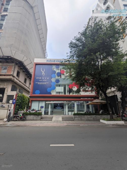 Bán nhà MT Lý Tự Trọng, phường Bến Nghé Quận 1. DT 10x24m, KC 2 tầng