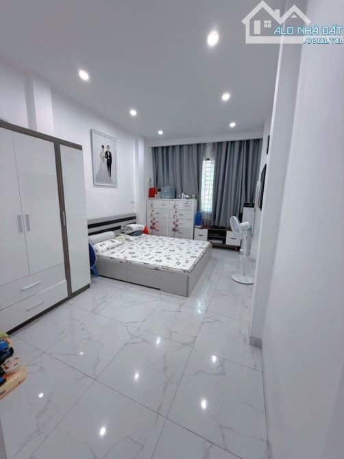 Mặt ngõ, ngõ to hơn phố, đường ô tô tránh phố Trường Chinh, Đống Đa.