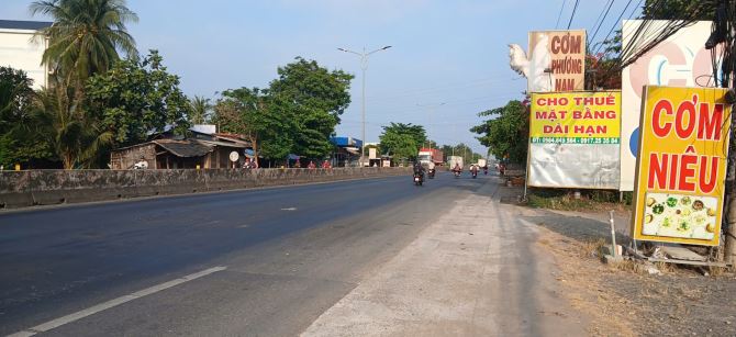 Ngay sát QL1A. Cầu Rượu, Châu Thành, TG. Bán rẻ khu đất rộng 2.260m2 tặng nhà,