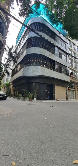 Cho thuê nhà phố Huỳnh Thúc Kháng, 120m2x 5 tầng, Mt: 21m, Giá 120tr/ tháng