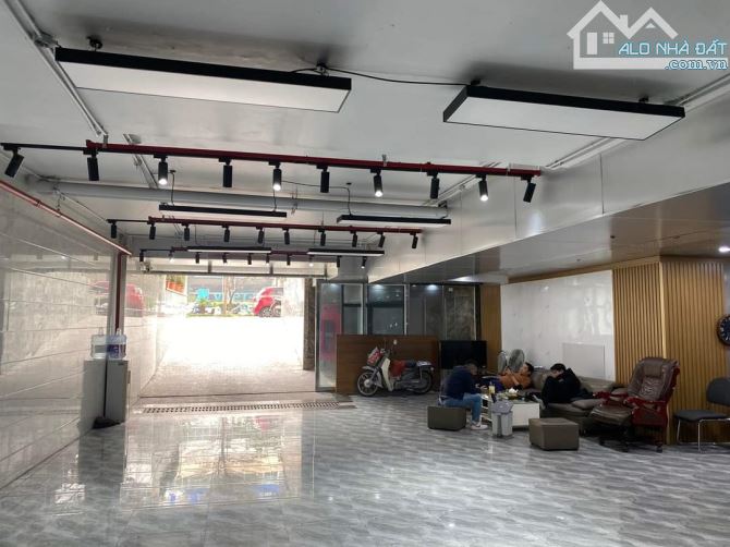 Bán tòa nhà đẹp nhất Trần Thái Tông, 210m2 MT12m 2 thang máy, nội thất hoàn toàn nhập khẩu - 1