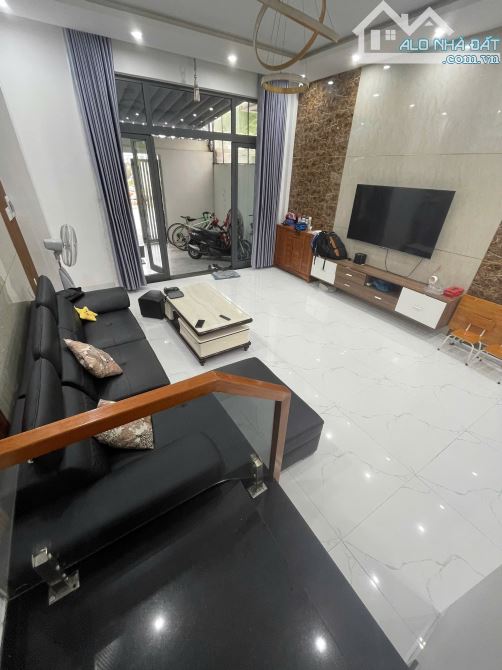 🌟🌟🌟BÁN NHÀ 3 TẦNG ĐẢO 1 VỊ TRÍ SÁT CẦU HOÀ XUÂN LH EM HỌC XEM NHÀ🌟🌟🌟 - 1