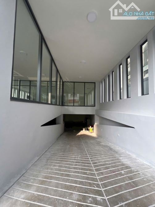 Cho thuê tầng trệt diện tích 1000m tại mặt đường Cách Mạng Tháng 8 quận 10 - 1