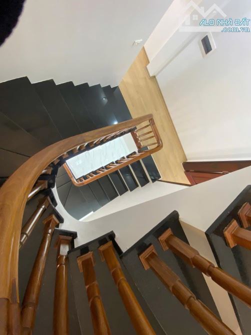 Bán nhà đẹp ngã 4 Hào Nam 40m2 x 4 tầng chỉ 6.88 Tỷ, giá rẻ nhất khu vực, ngõ - 1