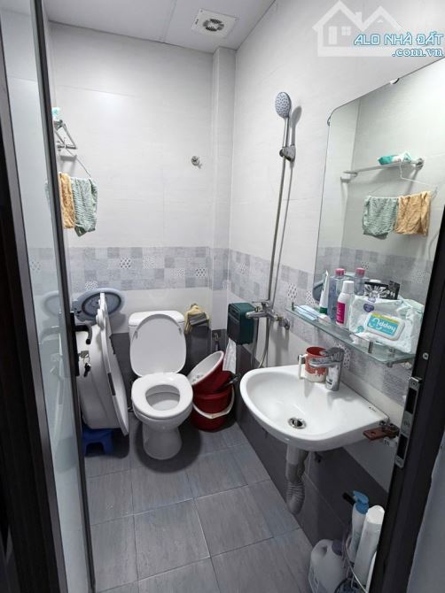 Mặt ngõ, ngõ to hơn phố, đường ô tô tránh phố Trường Chinh, Đống Đa. - 1
