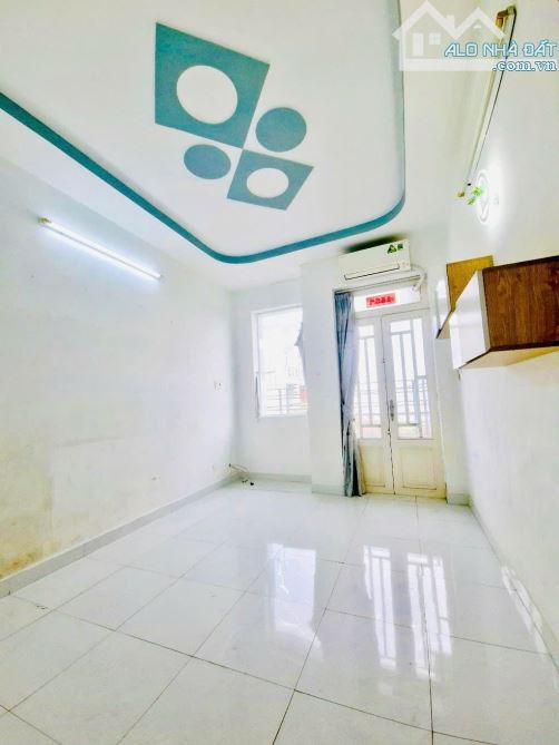 Bán nhà Q8. 40m2. Ngay chợ vạn nguyên. SHR. Hoàn công đủ. Nhỉnh 3tỷ - 2