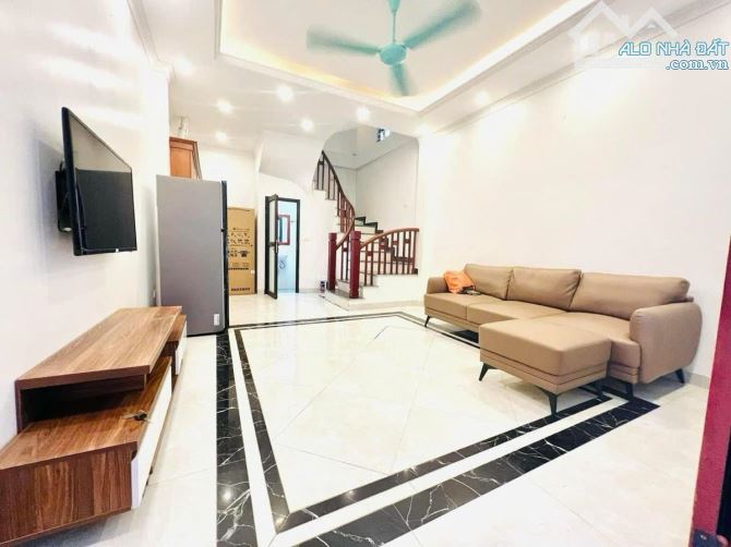 Bán nhà đẹp phố Tư Đình, Long Biên full nội thất - 2