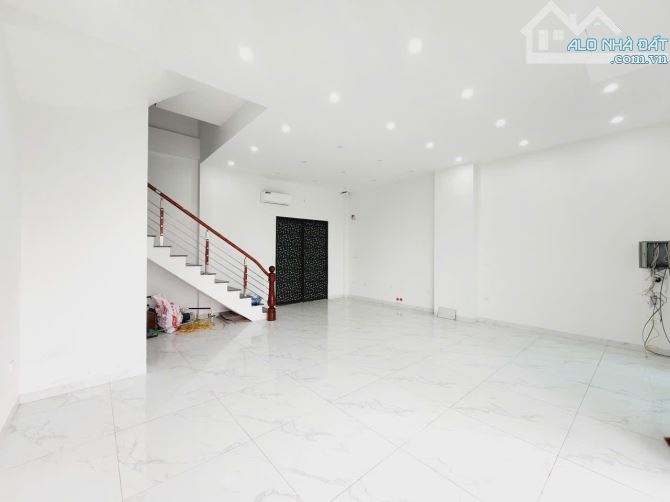 Bán Liền Kề 5 Tầng, 61m, MT 7m, Đường vỉa hè 12m, Giá 17.6 Tỷ. LH: Hoàng Trung - 2