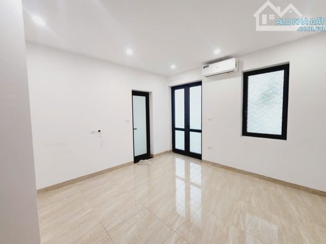 Bán Liền Kề 5 Tầng, 61m, MT 7m, Đường vỉa hè 12m, Giá 17.6 Tỷ. LH: Hoàng Trung - 3