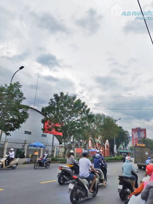 84 tỷ! Bán 756m2 mặt tiền nút giao Công viên nước Đầm Sen Q11 - GP: 2 Hầm 9 Tầng - 3
