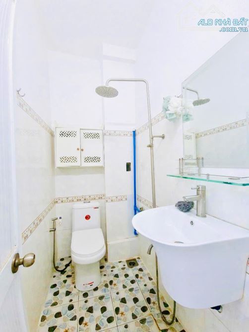 Bán nhà Q8. 40m2. Ngay chợ vạn nguyên. SHR. Hoàn công đủ. Nhỉnh 3tỷ - 4