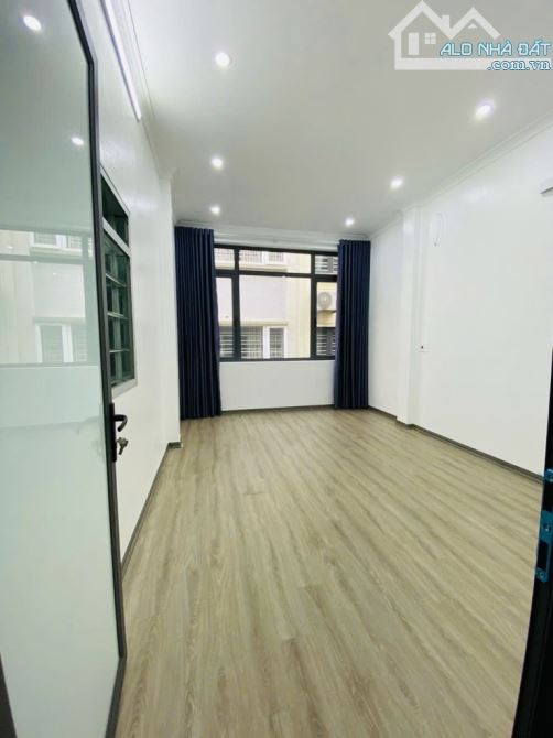 Trần Quốc Hoàn-Phân Lô-Ô Tô Vào Nhà DT 40m .5 Tầng .4 Ngủ .MT 3,8m -Vị Trí Đẹp.Giá 14,1 Tỷ - 4